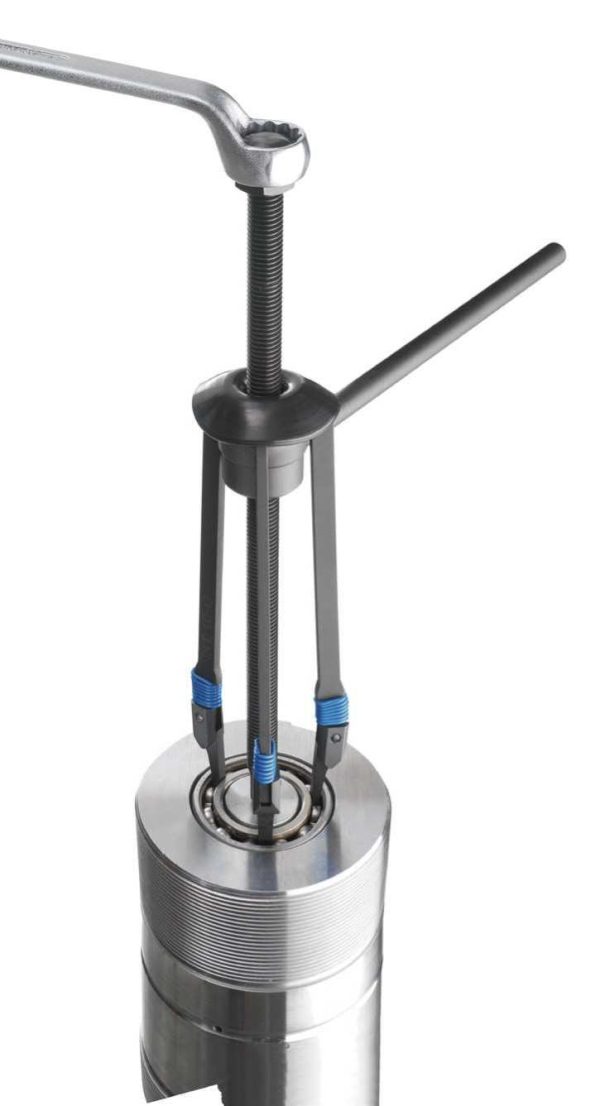 Extracteur SKF TMMD 100 en utilisation pour le démontage d’un roulement rigide à billes